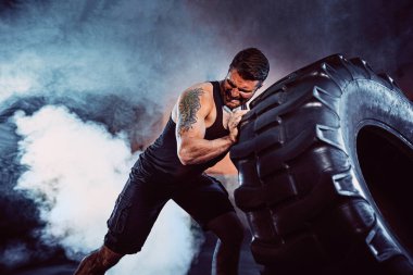 Vücut geliştirme eğitimi, sakallı güçlü sporcu kaslı bo