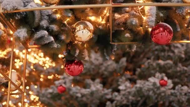 Christmas tree with sparkling light bulbs and balls — Stock Video