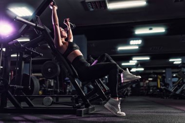 Atletik seksi kadın spor salonunda egzersiz yapıyor - V kenarı