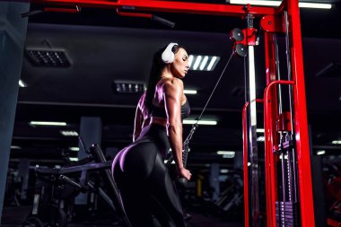 Atletik seksi kadın spor salonunda egzersiz yapıyor - V kenarı