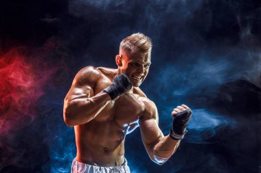Boks eldivenli kaslı üstsüz dövüşçü.