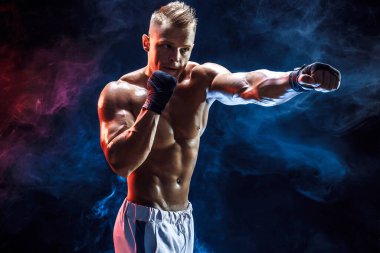 Boks eldivenli kaslı üstsüz dövüşçü.