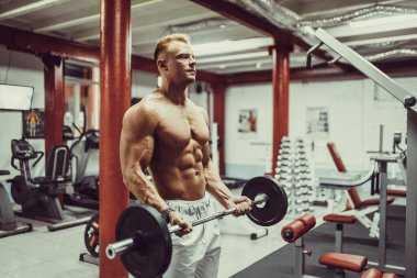 çok güç atletik adam vücut geliştirmeci, egzersiz ile aptal yürütmek