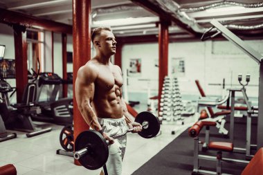 çok güç atletik adam vücut geliştirmeci, egzersiz ile aptal yürütmek