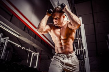 Karın egzersizi yapan yakışıklı bir adam.