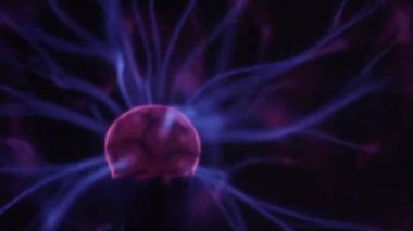 Elektrikli plazma topu lambası. Tesla Bobini deneyi elektrik, plazma lambası yakın plan