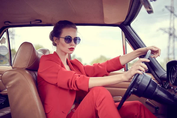 Mulher bonita em carro retro — Fotografia de Stock