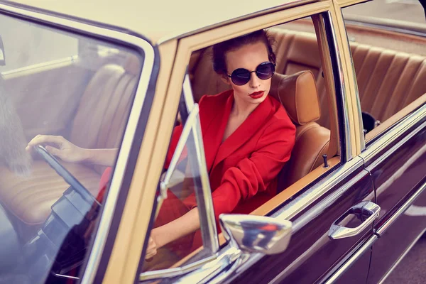 Mulher bonita em carro retro — Fotografia de Stock