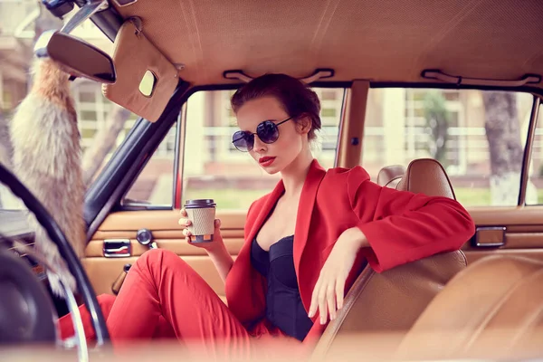 Vacker ung kvinna i retrobil — Stockfoto