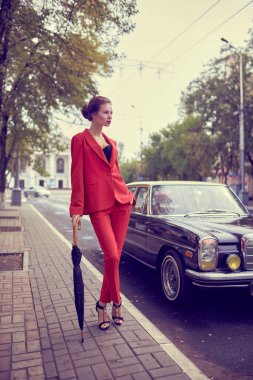 Retro arabası olan güzel genç bir kadın.