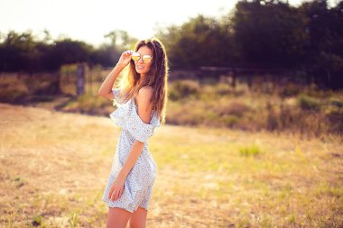 # Güzel genç bir kadın bir yaz günü tepede #