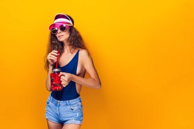 İçkili şık bir bayan.