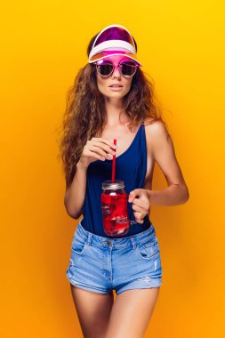 İçkili şık bir bayan.