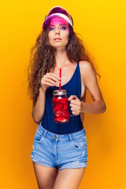 İçkili şık bir bayan.