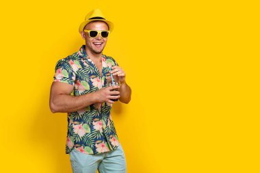 Parlak elbiseli bir adam, sarılı bir içecek.