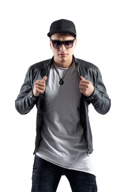 Genç yakışıklı bir adamın moda portresi. Havalı rap DJ, elektro house müzik, Deep House, erkek moda tarzı, siyah tarz, deri ceket, rap, kedi, break dans, serbest müzik, şarkıcı, yetenekli rap şarkıcısı