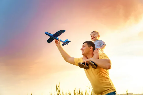 Pai feliz com filho brincando com avião de brinquedo. sonhar para ser um piloto — Fotografia de Stock