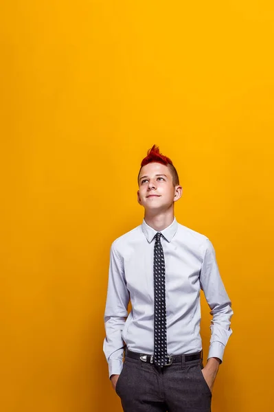 Porträt eines nachdenklichen Teenagers posiert drinnen auf gelbem isolierten Hintergrund — Stockfoto