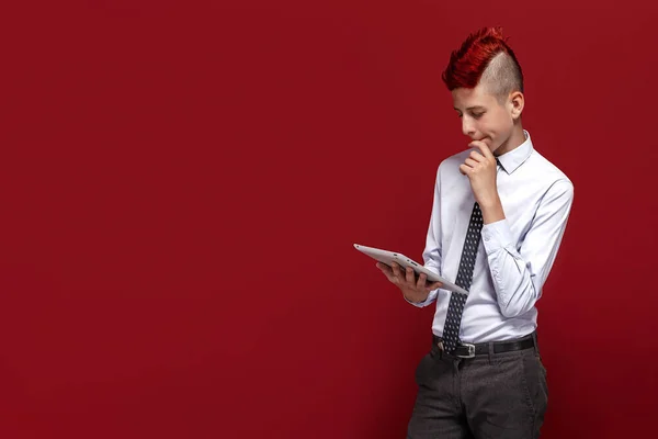 Κομψό punk με tablet σε κόκκινο φόντο — Φωτογραφία Αρχείου