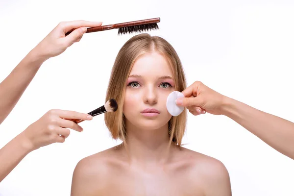 Mooie jonge vrouw met schone frisse huid, het voorstellen van een product met make-up borstel Gebaren voor reclame op witte achtergrond — Stockfoto