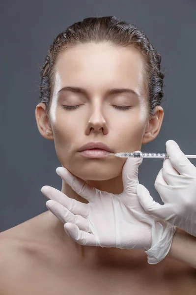 Lekarz kosmetolog wykonuje zabieg odmładzania iniekcji twarzy w celu zaciśnięcia i wygładzenia zmarszczek na skórze twarzy kobiet w salonie kosmetycznym. Kosmetologia pielęgnacji skóry — Zdjęcie stockowe