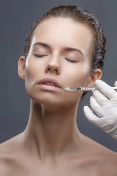 The doctor cosmetologist makes the Rejuvenating facial injections procedure for tightening and smoothing wrinkles on the face skin of a women in a beauty salon. Cosmetology skin care — Stock Photo, Image