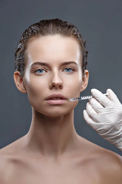 Врач-косметолог проводит омолаживающую процедуру по уколам лица для затягивания и разглаживания морщин на коже лица женщины в салоне красоты. Косметология ухода за кожей — стоковое фото