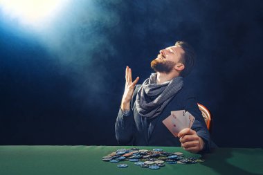 Kazanan ve elinde as tutan mutlu poker oyuncusu
