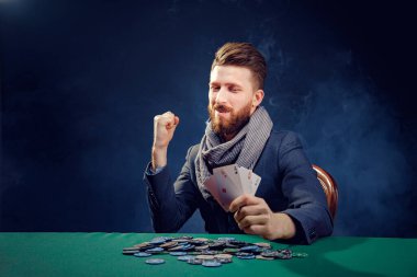 Kazanan ve elinde as tutan mutlu poker oyuncusu