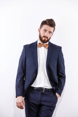 Siyah klasik kostümlü zarif, yakışıklı bir adam. Stüdyo moda portresi.