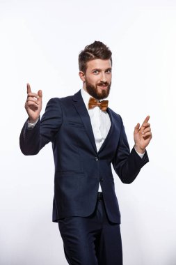 Siyah klasik kostümlü zarif, yakışıklı bir adam. Stüdyo moda portresi.