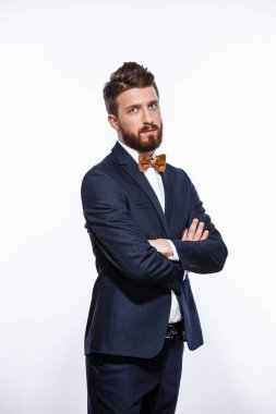 Siyah klasik kostümlü zarif, yakışıklı bir adam. Stüdyo moda portresi.