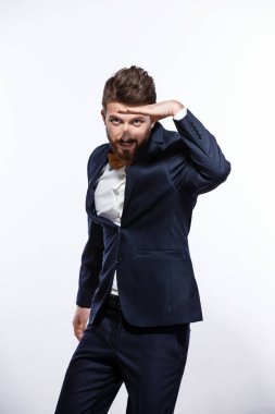 Siyah klasik kostümlü zarif, yakışıklı bir adam. Stüdyo moda portresi.