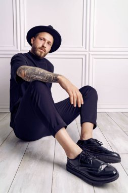 Stüdyodaki beyaz adam