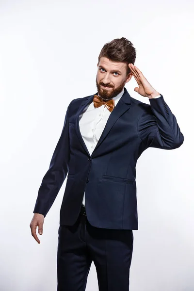 Homem bonito jovem elegante em traje clássico preto. Estúdio retrato de moda. — Fotografia de Stock