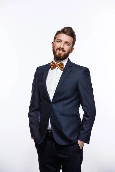 Homem bonito jovem elegante em traje clássico preto. Estúdio retrato de moda. — Fotografia de Stock