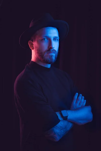 Fashionable guy. Studio shot in dark studio with neon light. Por — Stock Photo, Image