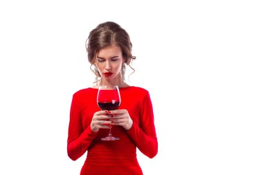 Beyaz arka planda şarap kadehi tutan güzel bir kadın.