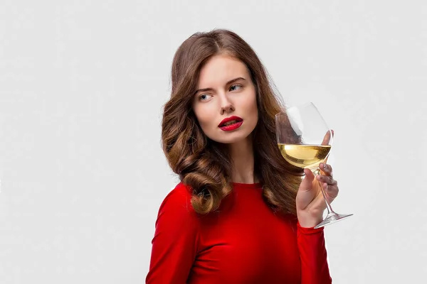 Hermosa mujer sosteniendo copa de vino sobre fondo blanco — Foto de Stock