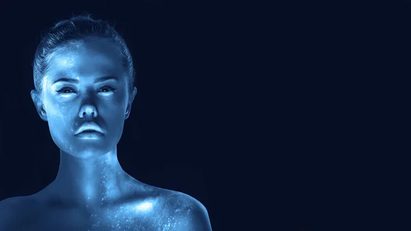 Creatief portret van meisje met gloeiende huid, blauwe toon in het donker — Stockfoto