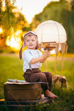 Küçük bir çocuk pilot olmayı hayal ediyor. Vintage havacılık şapkası