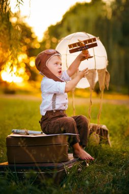 Küçük bir çocuk pilot olmayı hayal ediyor. Vintage havacılık şapkası