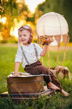 Küçük bir çocuk pilot olmayı hayal ediyor. Vintage havacılık şapkası