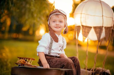 Küçük bir çocuk pilot olmayı hayal ediyor. Vintage havacılık şapkası