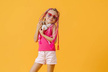 Parlak elbiseli, kulaklıklı çılgın, modaya uygun DJ kız.