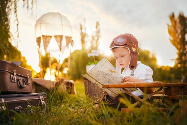 Un ragazzino sogna di diventare un pilota. Cappello aviazione vintage — Foto Stock