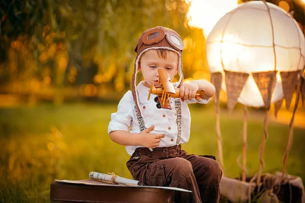 Ένα μικρό αγόρι ονειρεύεται να γίνει πιλότος. Εκλεκτής ποιότητας καπέλο αεροπορίας — Φωτογραφία Αρχείου