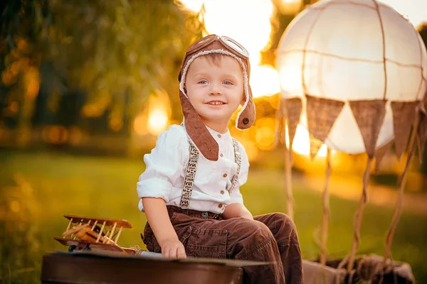 Ein kleiner Junge träumt davon, Pilot zu werden. Oldtimer-Fliegerhut — Stockfoto