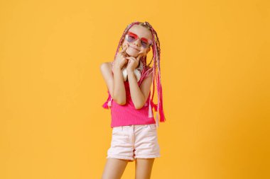 Parlak elbiseli, kulaklıklı çılgın, modaya uygun DJ kız.