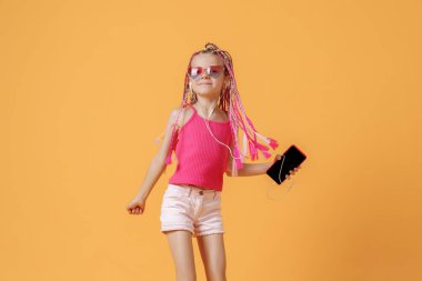 Rasta saçlı güzel bir Avrupalı kız. Han 'da cep telefonu